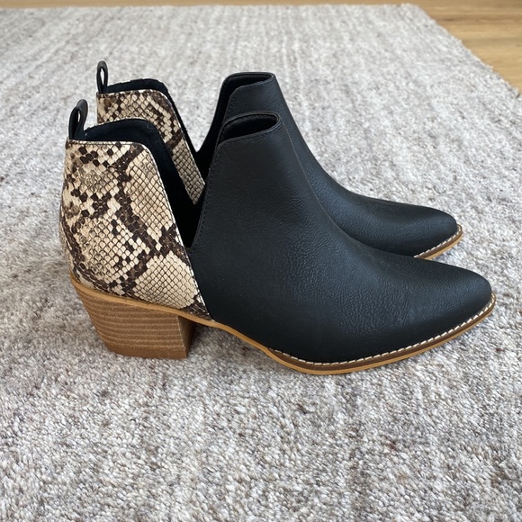 Ccoccii faux snakeskin/black booties size 8.5 - Picture 4 of 4